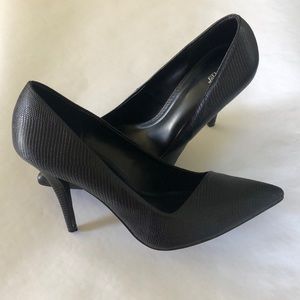 APT. 9 black pumps